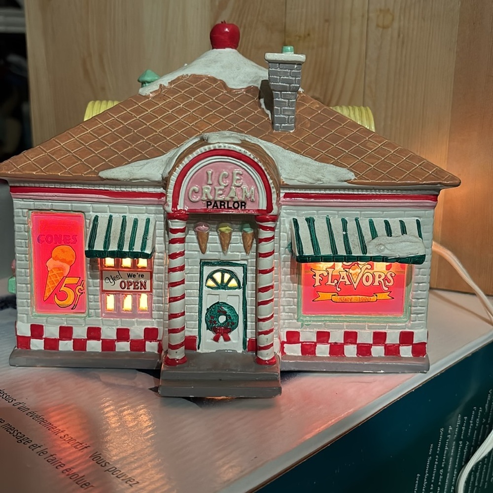 Department 56 ICE CREAM PARLOR - Picture 5 of 5